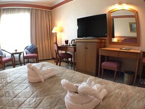 Superior Room | Minibar, caja de seguridad en la habitación, escritorio y camas extra 