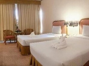 Deluxe Room | Minibar, caja de seguridad en la habitación, escritorio y camas extra 