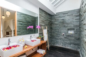 Vila, 3 quartos, piscina particular | 3 quartos, cofres nos quartos, escrivaninha