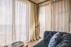 Caja de seguridad en la habitación, cortinas blackout y ropa de cama 