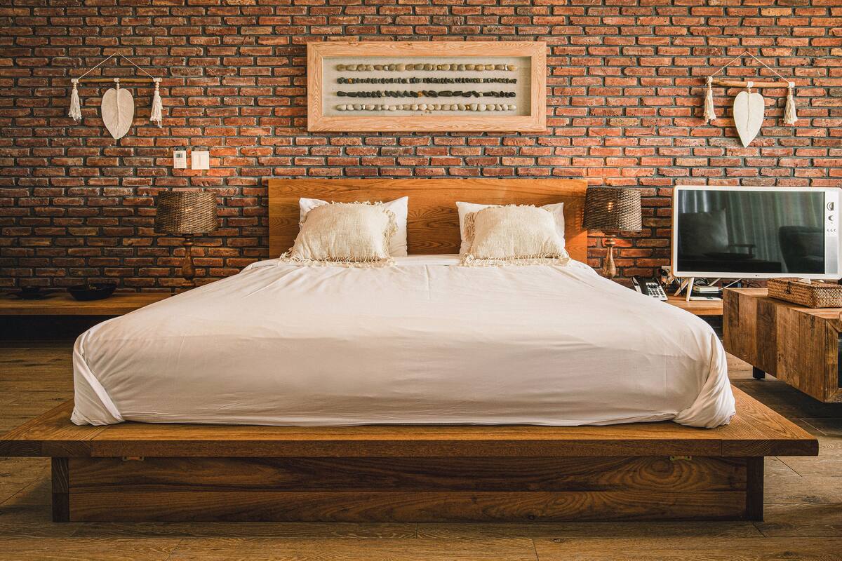 room, 1 king bed | in-room safe, blackout curtains