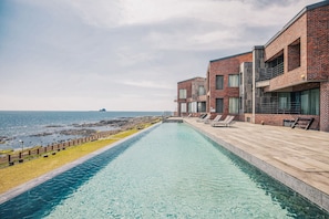 Una piscina al aire libre de temporada