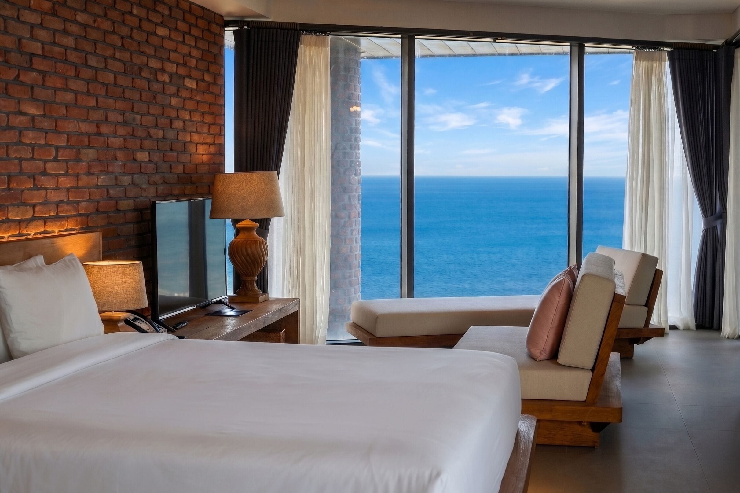 Room, 1 King Bed | In-room safe, blackout curtains, bed sheets