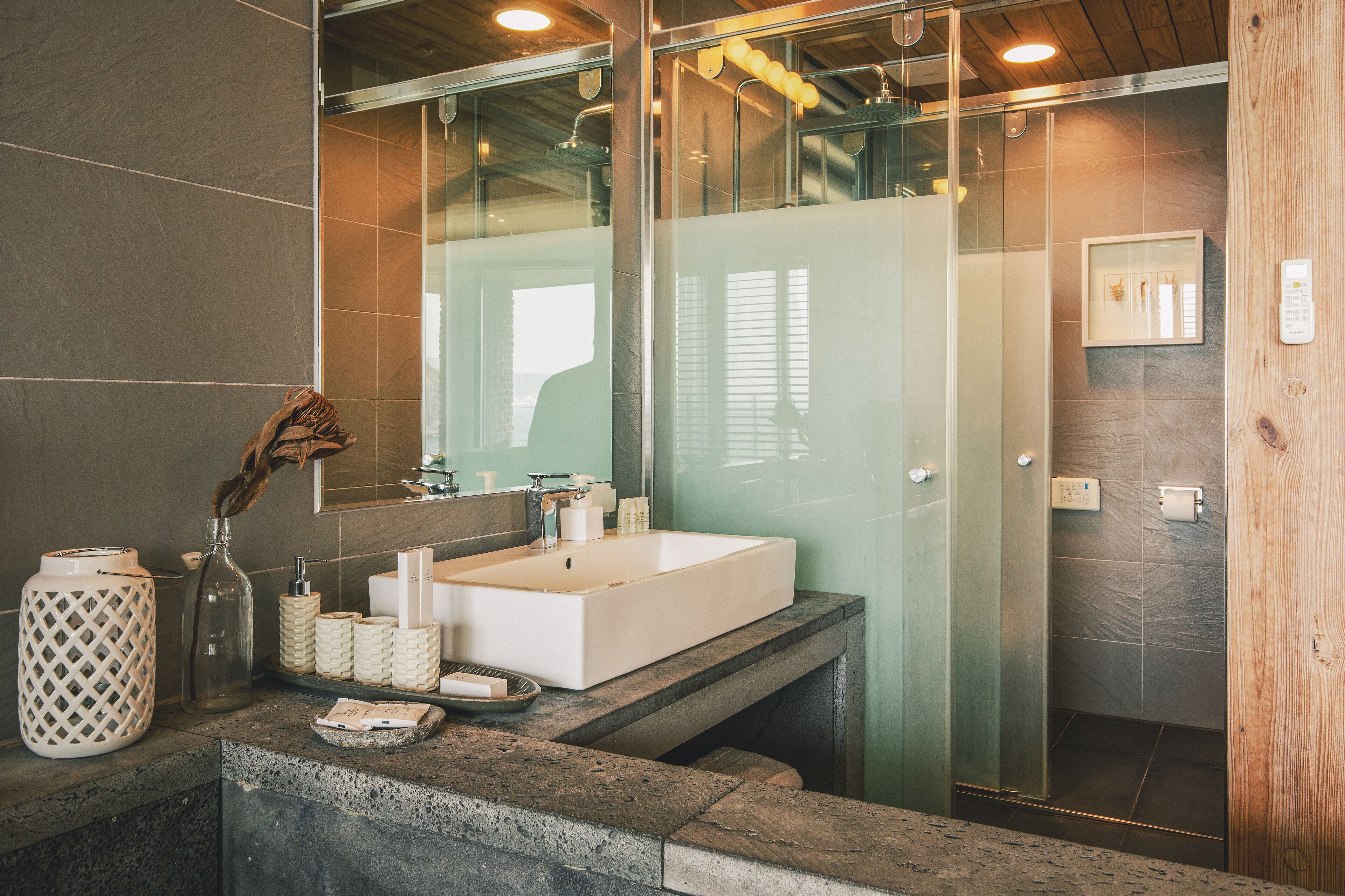 room, 1 king bed | bathroom | combined shower/bathtub, free toiletries, hair dryer, dressing gowns