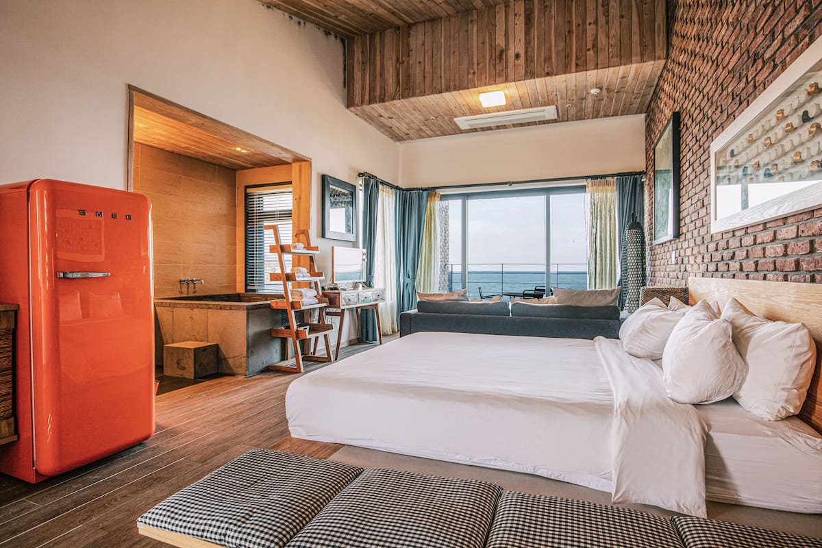 room, 1 king bed | in-room safe, blackout curtains