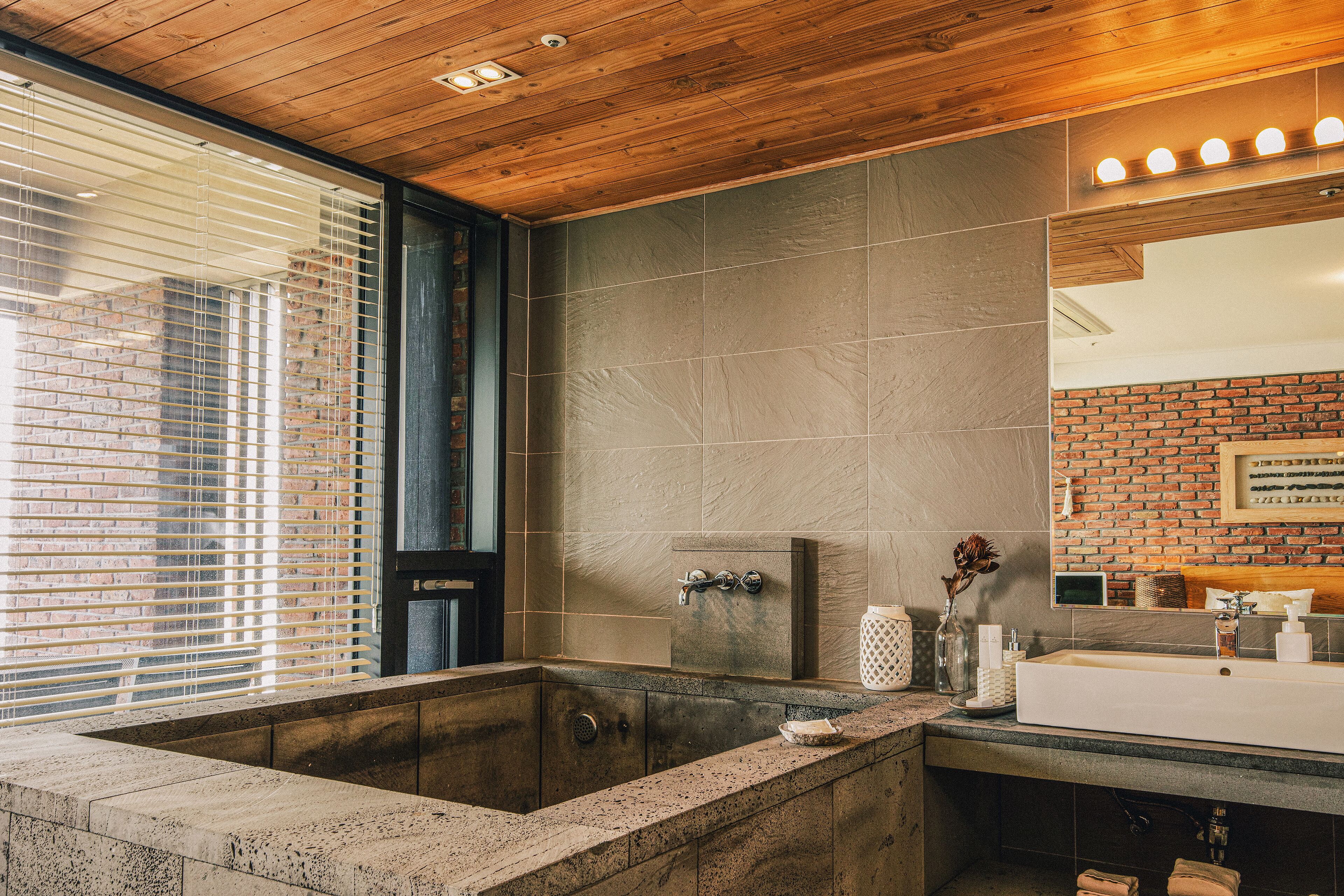 room, 1 king bed | bathroom | combined shower/bathtub, free toiletries, hair dryer, dressing gowns