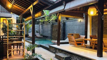 Villa, 3 chambres, piscine privée | Coin séjour | Télévision LED de 50 pouces avec chaßnes numériques, télévision