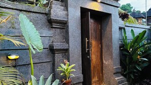 Un edificio de piedra con una puerta de madera y escalones que conducen a la entrada.