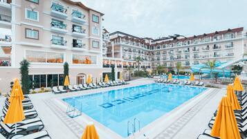 Una piscina techada, 2 piscinas al aire libre, camas de piscina gratis