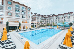 A hotel with a large swimming pool surrounded by sun loungers and umbrellas. - L'Oceanica Beach Resort Hotel - All Inclusive (Kemer)