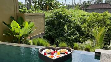 Premium bedding, in-room safe, desk, blackout drapes