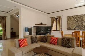 Frigorífico, cafetera o tetera y hervidor eléctrico