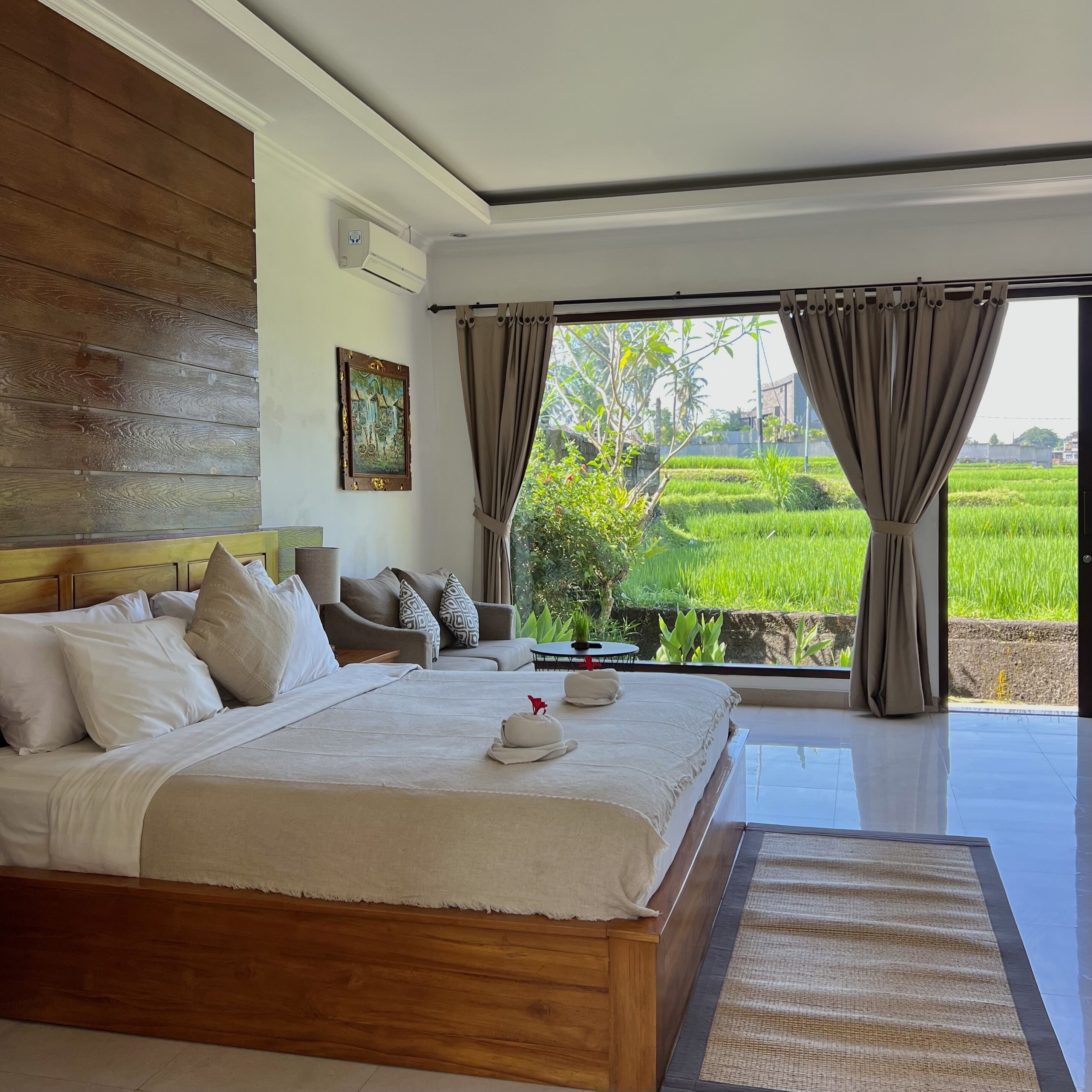 华丽客房 (Rice field View) | 高档床上用品、客房内保险箱、办公桌、遮光窗帘