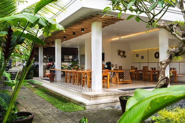Petit déjeuner, déjeuner et dîner servis sur place, vue sur le jardin