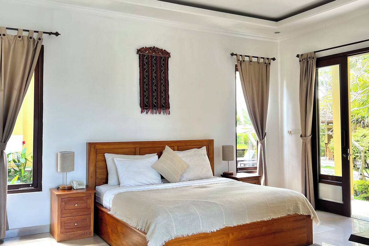 Premium bedding, in-room safe, desk, blackout drapes