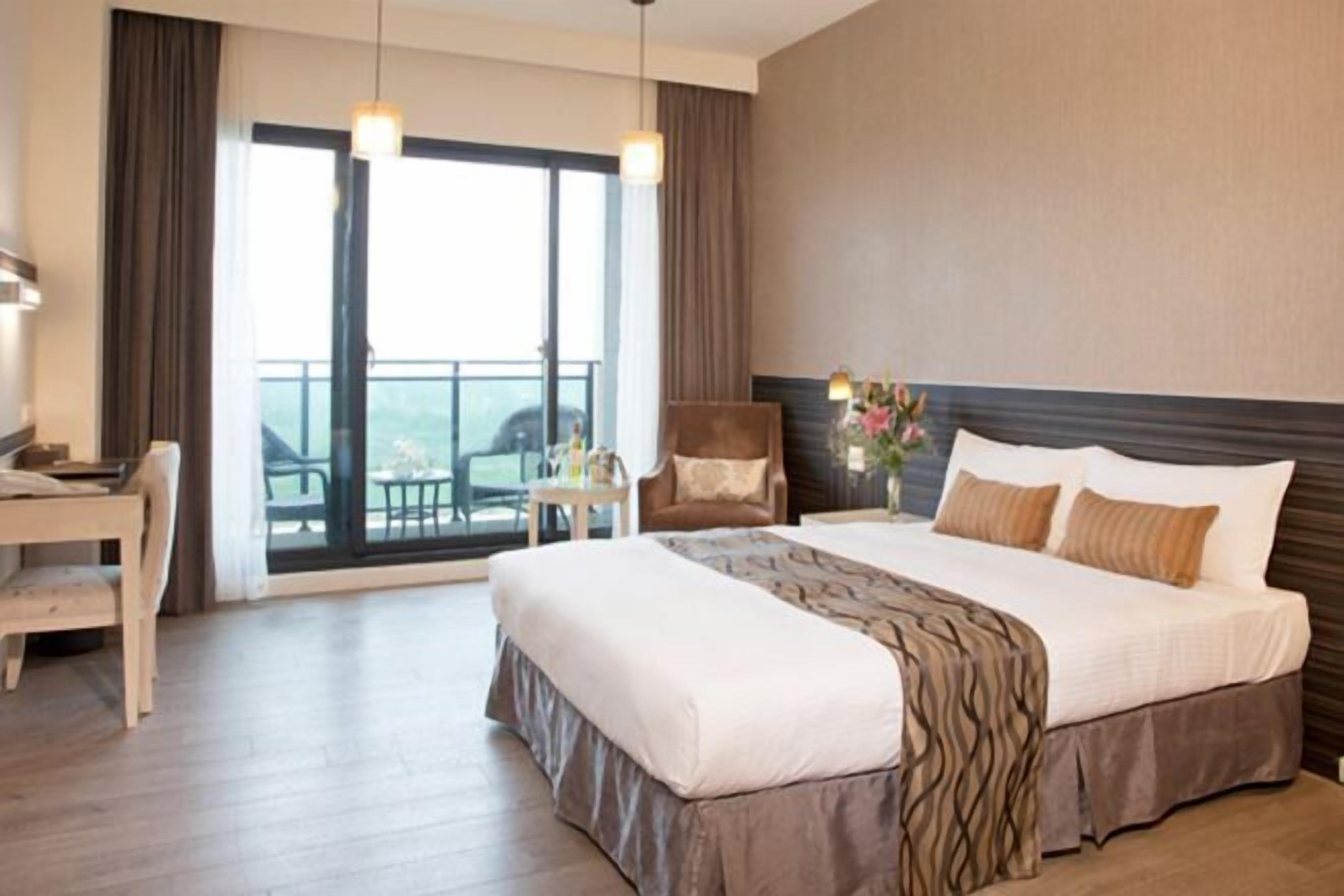 Brankas, meja kerja, tirai kedap cahaya, dan kedap suara