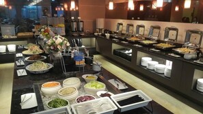 Café da manhã com buffet grátis todos os dias