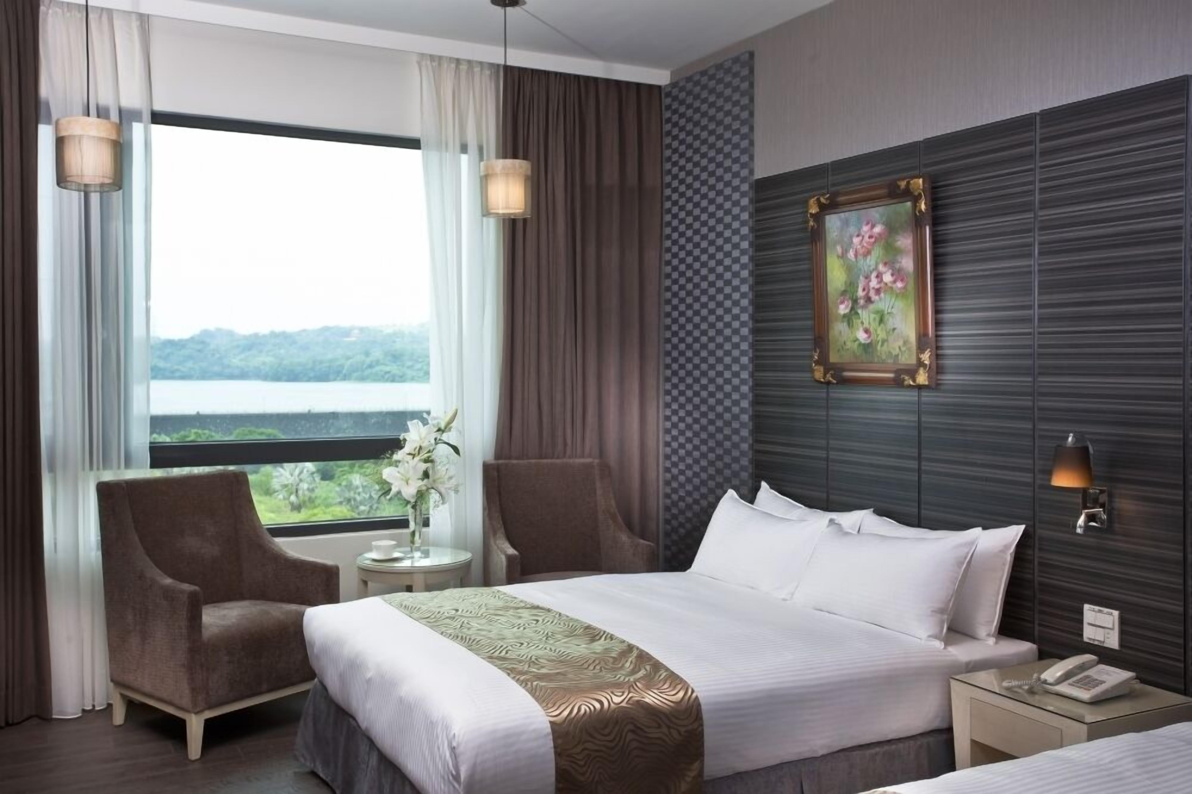 Family Quadruple Room, Lake View | Peti besi dalam bilik, meja, langsir/tirai gelap terus, kalis bunyi 