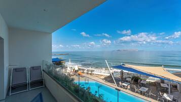 Junior Suite Bedroom & Living Room Sea View | Balcón