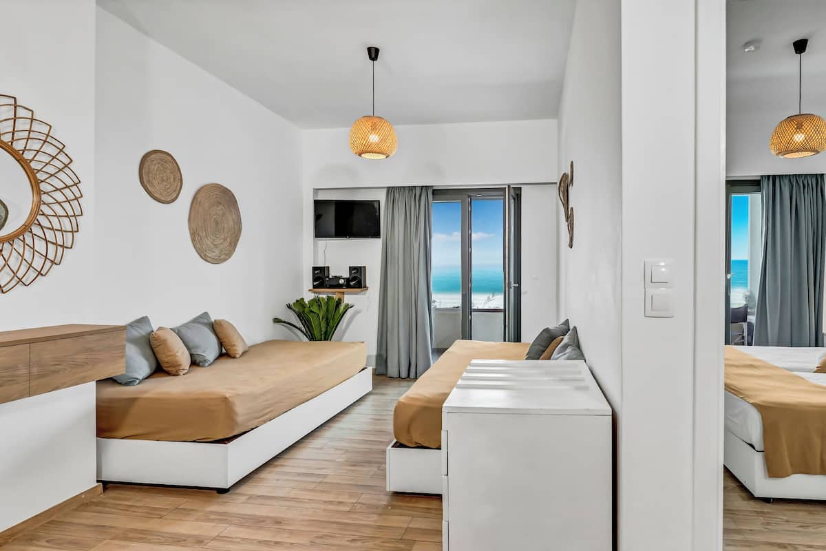 Junior Suite Bedroom & Living Room Sea View | Skrivebord, lydisolert, barnesenger og wi-fi (inkludert)