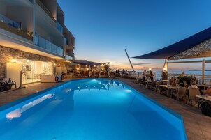 Piscina externa sazonal, guarda-sóis, espreguiçadeiras