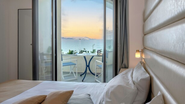 Junior Suite Bedroom & Living Room Sea View | Skrivebord, lydisolert, barnesenger og wi-fi (inkludert)