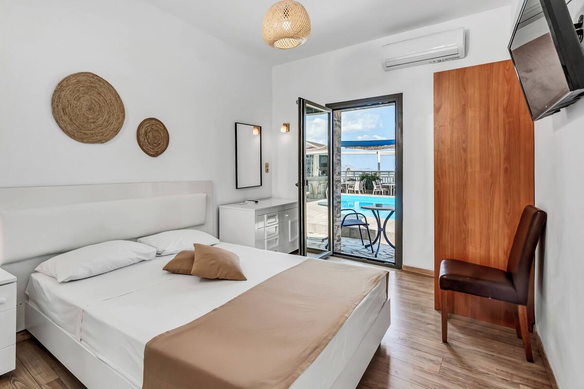 Double Room, Sea View | Skrivebord, lydisolert, barnesenger og wi-fi (inkludert)
