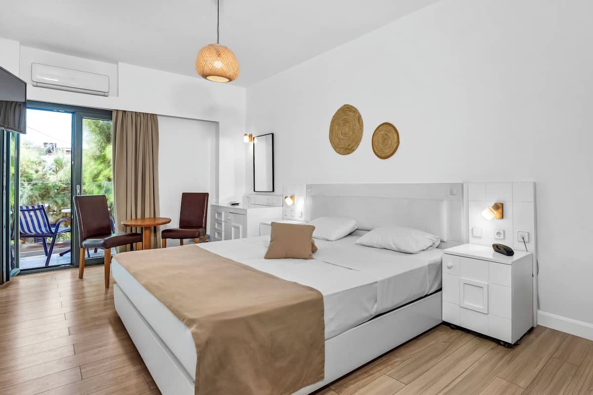 1 bedroom, desk, soundproofing, cribs/infant beds