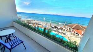 Junior Suite Bedroom & Living Room Sea View | Utsikt fra rommet