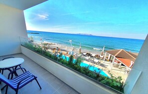 Junior Suite Bedroom & Living Room Sea View | 客房景觀