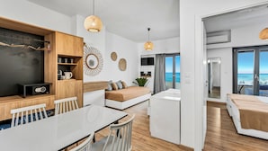 Junior Suite Bedroom & Living Room Sea View | Skrivebord, lydisolert, barnesenger og wi-fi (inkludert)