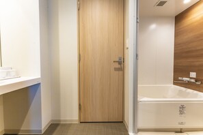 Down comforters, free WiFi, bed sheets - CVS Bay Hotel (Ichikawa)