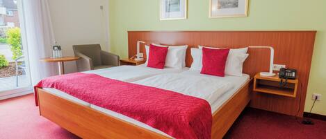 Hypo-allergenic bedding, in-room safe, blackout curtains, free WiFi
