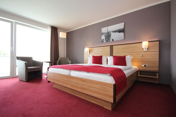 Hypo-allergenic bedding, in-room safe, desk, blackout curtains