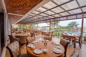 2 restaurants, international cuisine - Saint Tropez Beach Resort Hotel (Tha Mai)