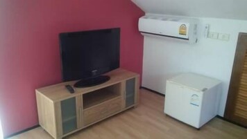 Standard Room Upstairs | Minibar, in-room safe, free WiFi, bed sheets