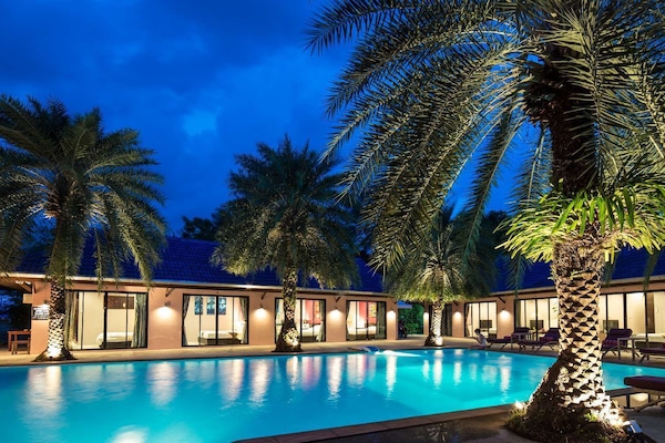 AuĂenpool, Sonnenschirme, LiegestĂŒhle