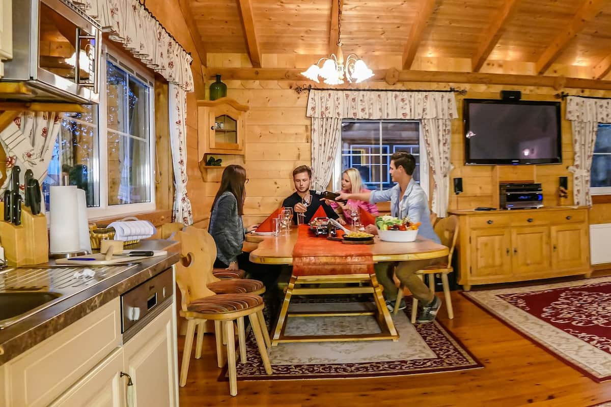 Chalet Deluxe, 4 chambres | Coin séjour | Télévision à écran plat, cheminée, lecteur de DVD