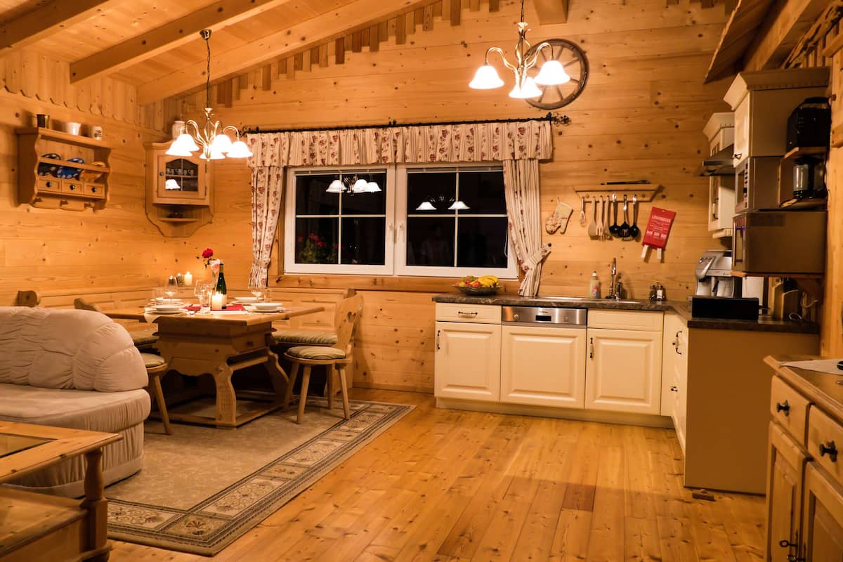 Chalet Supérieur, 2 chambres | Coin séjour | Télévision à écran plat, cheminée, lecteur de DVD