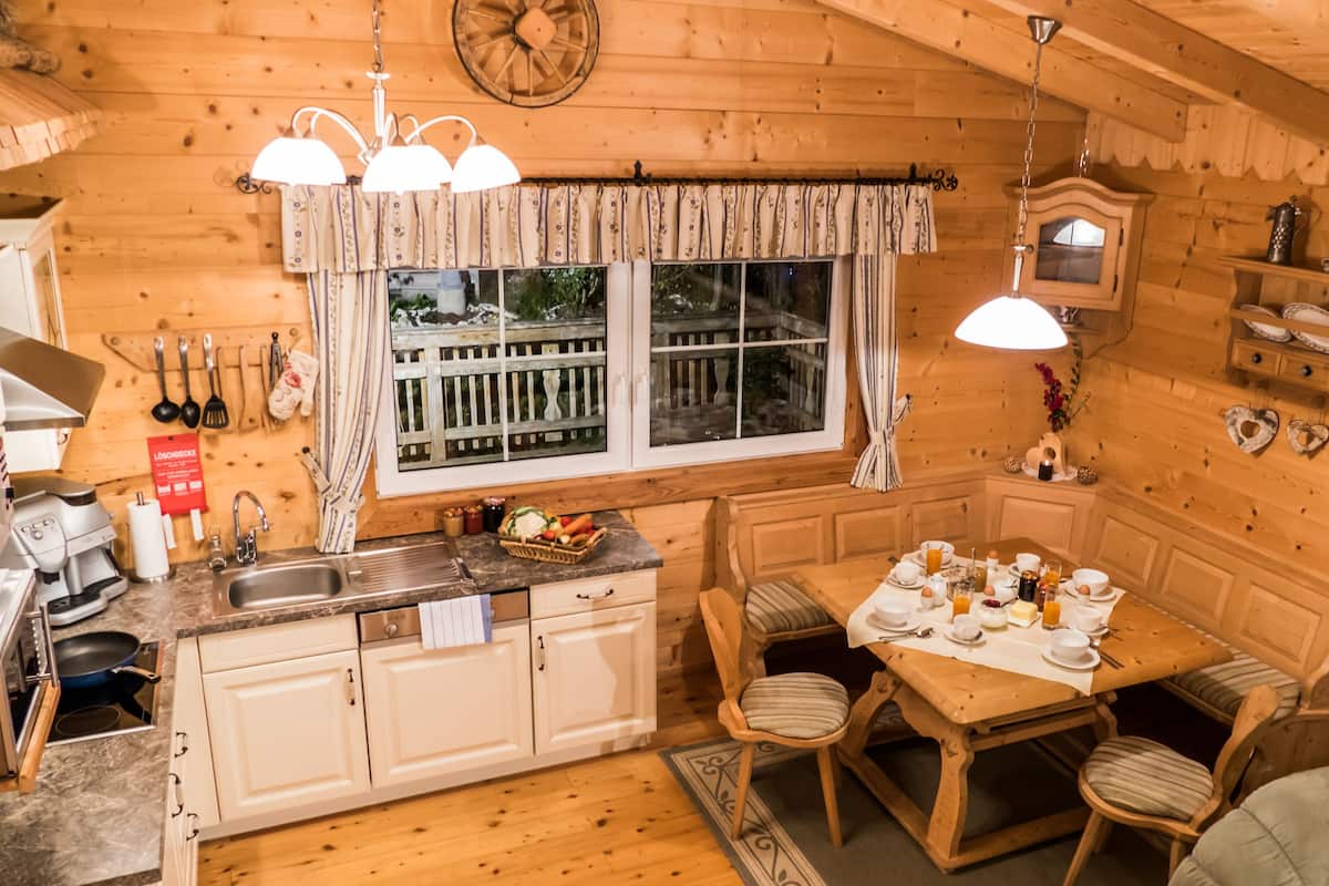 Standaard chalet, 2 slaapkamers | Woonruimte | Flatscreentelevisie, een open haard en een dvd-speler