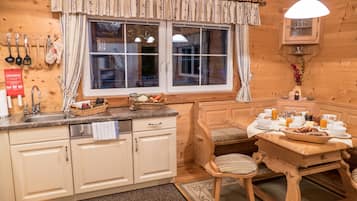 Superior Chalet, 2 Bedrooms | Dapur peribadi | Peti sejuk, ketuhar gelombang mikro, dapur, mesin basuh pinggan mangkuk