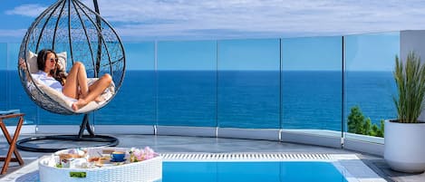 Infinity Suite with Heated Plunge Pool and Sauna - Sea view | Sábanas italianas Frette y ropa de cama de alta calidad