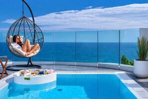 Frette Italian sheets, premium bedding, down duvets, pillow-top beds - Panorama Suites & Spa (Agia)