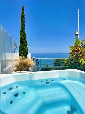 Suite with Jetted Tub - Side Sea View | Draps italiens Frette, literie de qualité supérieure