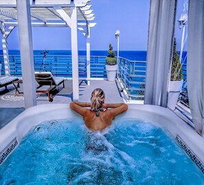 Master Sky Suite with Outdoor Hot Tub and Sauna - Sea View | 屋顶游泳池