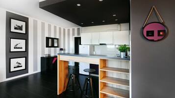 Deluxe-lejlighed | Privat køkken | Køleskab/fryser i fuld størrelse, kogeplade, kaffe-/temaskine