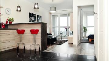 Superior-Apartment | Wohnbereich | Fernseher