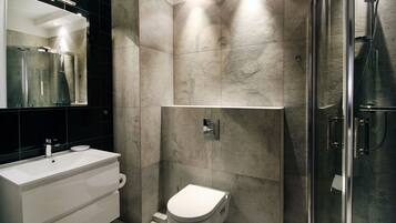 Apartment | Bathroom | Shower, free toiletries, towels