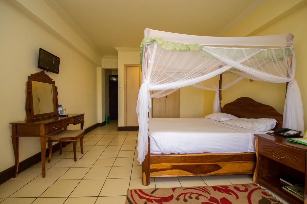Blackout curtains, soundproofing, free WiFi, bed sheets