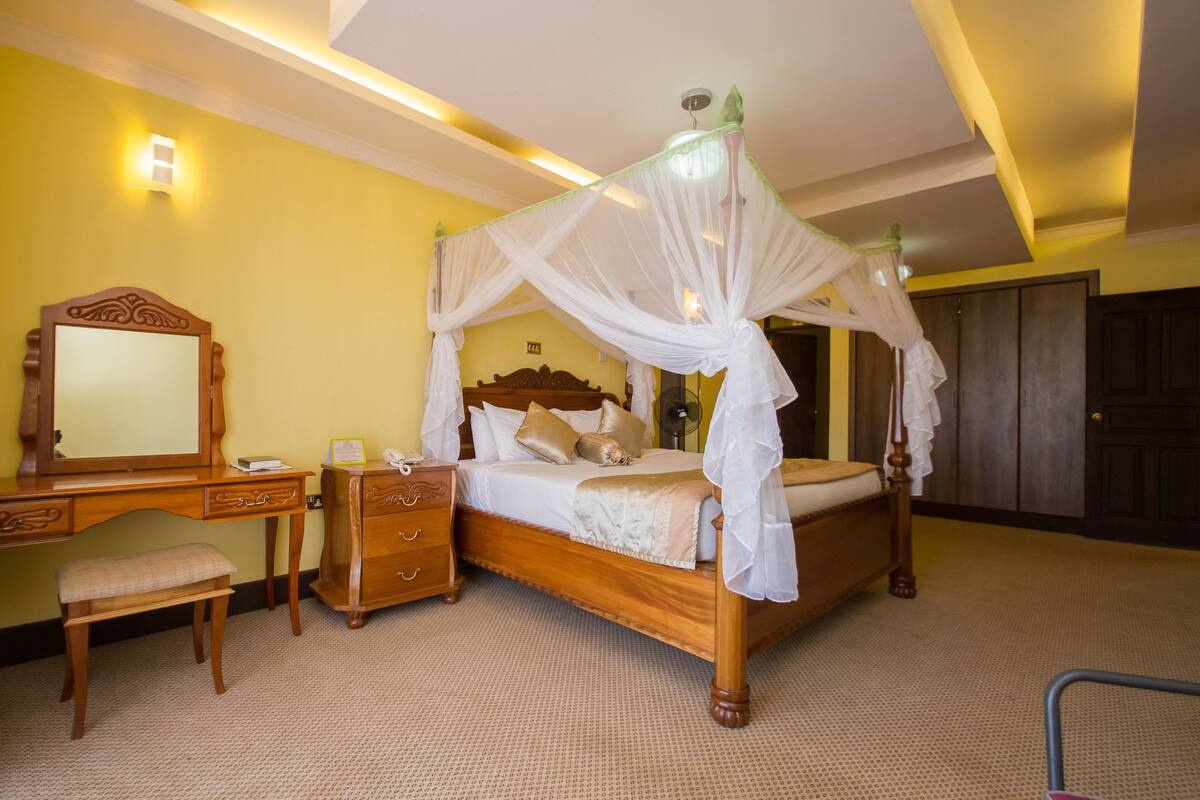 Blackout curtains, soundproofing, free WiFi, bed sheets